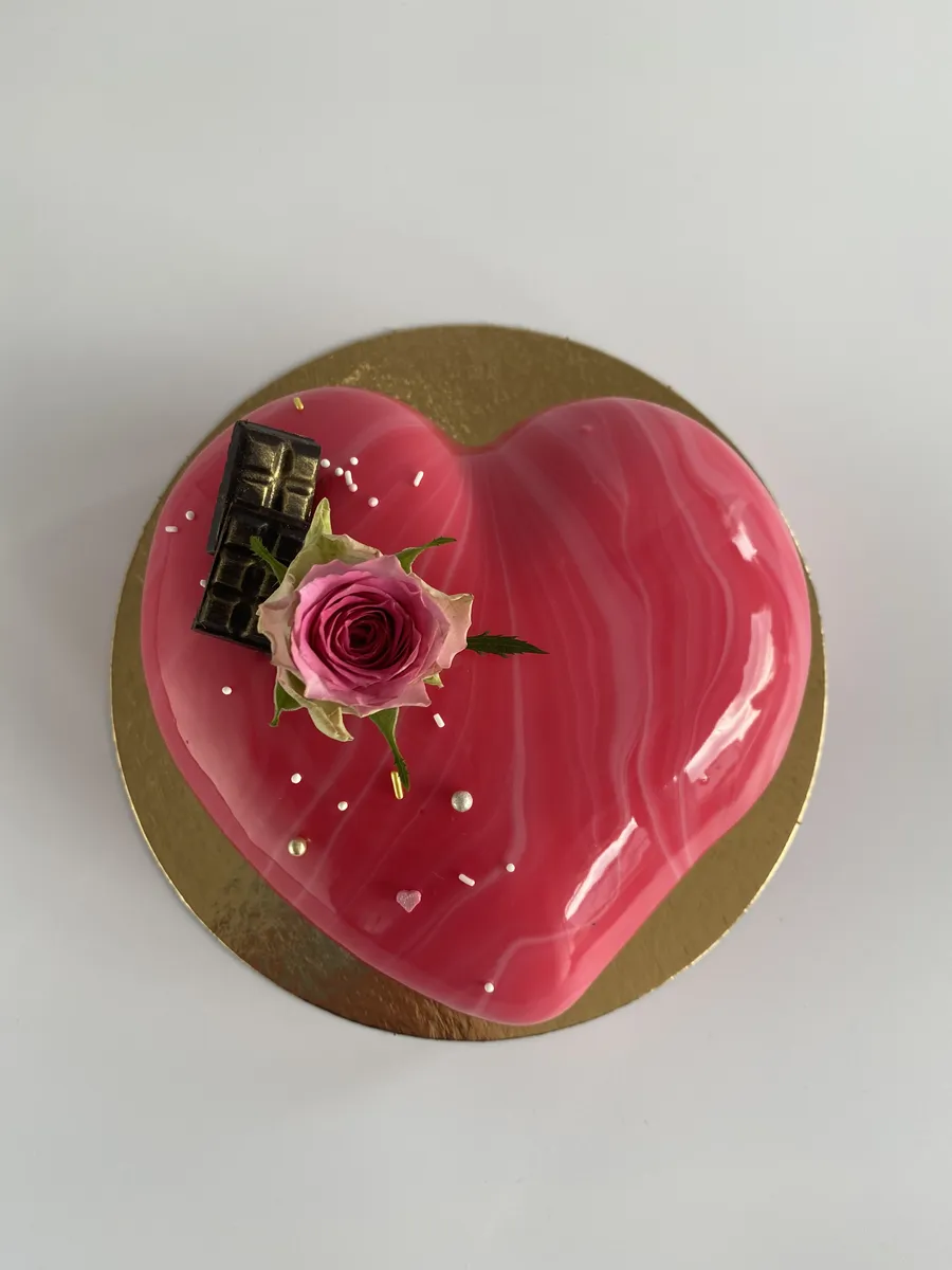 Herztorte mit Spiegelglasur und frischer Rose, handgefertigt von Konfektory in Nürnberg-Fischbach