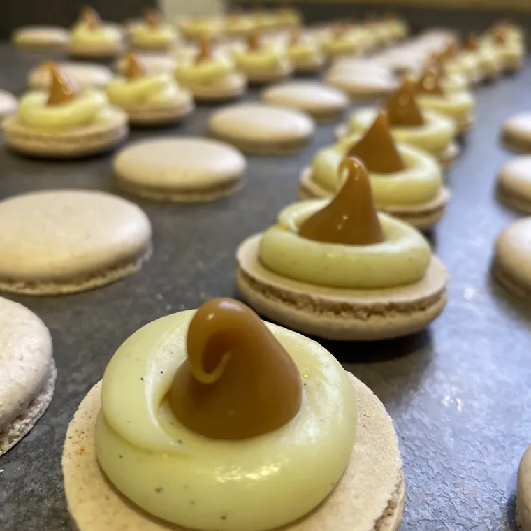 Snickers Macaron