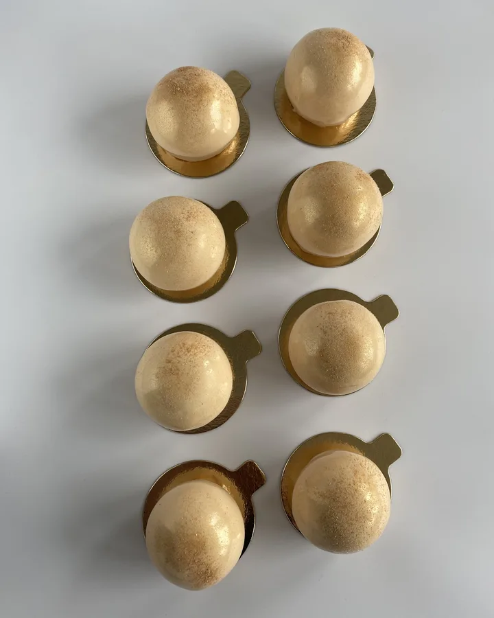 Goldene Kuppel-Törtchen von Kristina Burgardt, frisch glasiert auf dem Blech